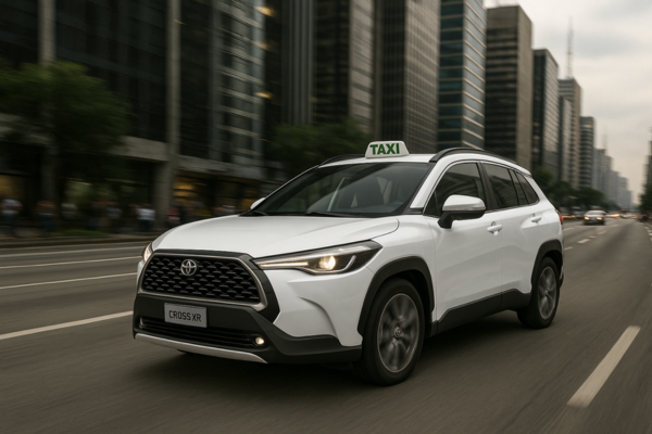 "Toyota Corolla Cross branco, modelo táxi, rodando em avenida urbana, simbolizando a segurança para taxistas oferecida pela Atenuar Seguros."