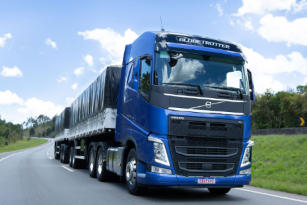caminhão Volvo FH 54 azul em rodovia | seguro para todos os tipos de caminhões Atenuar Seguros